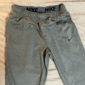 Nike Therma-Fit Men’s jogger style pant in Grey! Size Medium!